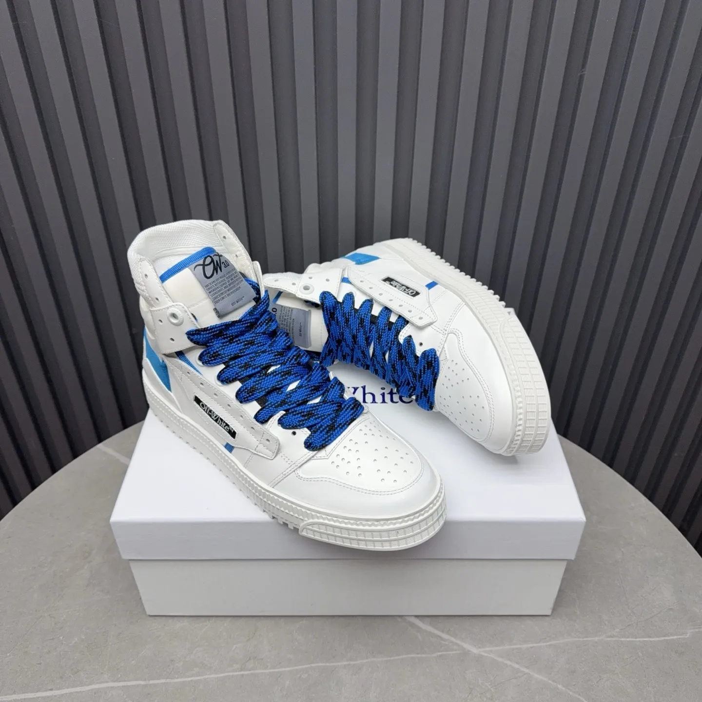Men's shoes💰740 OFF WHITE ⚡️Couple style⚡️The latest spring style street casual shoes, released with the highest quality version on the market👊Series original mold opening, original lasting, production technology 1:1 original version➰🔜The best choice for more and more celebrities and Internet celebrities🔸In the classics Changes in the code🔸Innovate in the trend🔸Strive to break away from the shackles of bad street design🔝Although he is not the originator of fashion design, he is definitely a shining dark horse in avant-garde design🐴🆙Do not follow the trend🔅Not universal beauty🔅 Fabric💯First-layer cowhide Lining💯Imported skin-friendly and environmentally friendly polyester mesh Foot pads💯Original molded high-elastic environmentally friendly molding pads Midsole💯Made with original last-last technology Outsole💯Rubber outsole Packaging💯Official website synchronizes full set of packaging (brand wrapping paper, brand certificate, brand cloth bag) Code numbers 35-44, 45 46 Customized